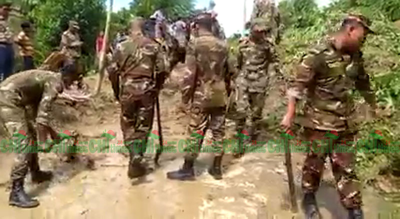 সাজেকের সড়কে পাহাড় ধ্বস;যোগাযোগ সচলে সেনাবাহিনীর তৎপরতা