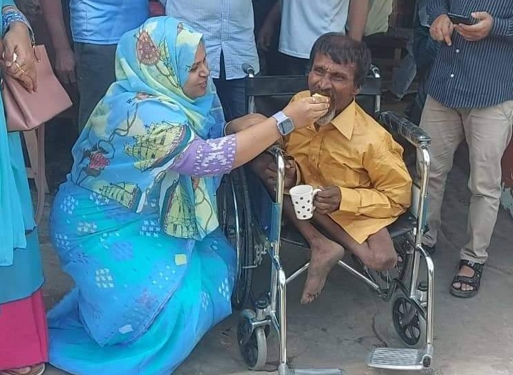 হুইল চেয়ার পেয়ে আনন্দে উদ্ভাসিত  চলৎশক্তিহীন শাহআলম 
