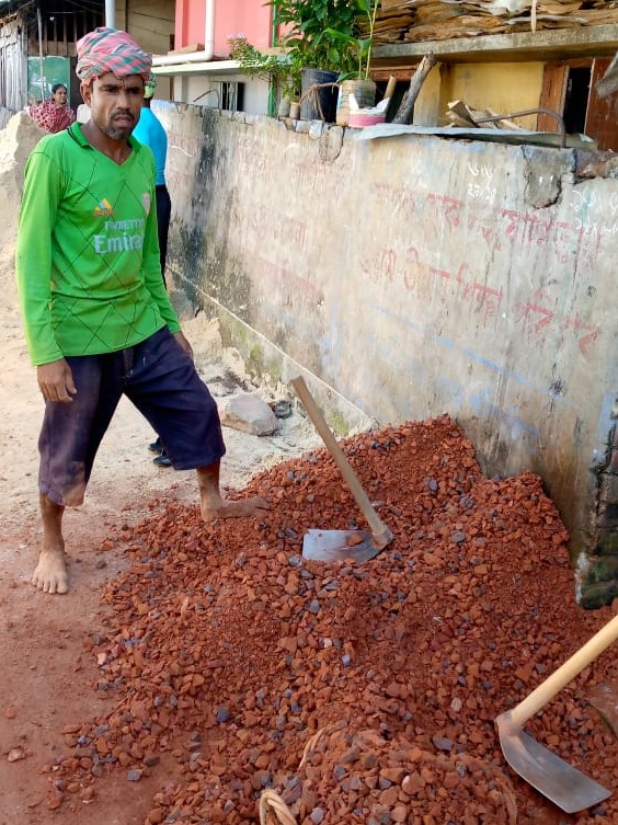 নির্মান সামগ্রী রেখে সীমানা দেয়ালের ক্ষতি ; অভিযোগ পৌরসভায় 