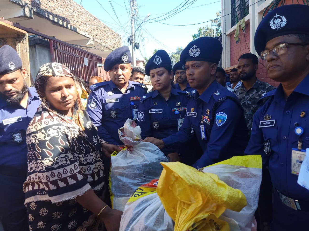 অগ্নিকান্ডে ক্ষতিগ্রস্থ পরিবারের মাঝে জেলা পুলিশের খাদ্য সহায়তা প্রদান