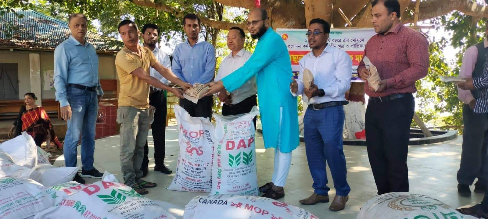 নানিয়ারচরে বিনামূল্যে সার ও বীজ বিতরণ 