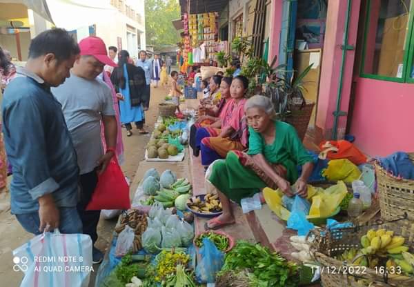 রাজস্থলীতে সবজি বিক্রি করে সংসার চালাচ্ছে পাহাড়ী নারীরা