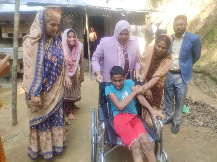 হুইল চেয়ার নিয়ে প্রতিবন্ধী মেহেদীর বাড়িতে কাপ্তাই ইউএনও