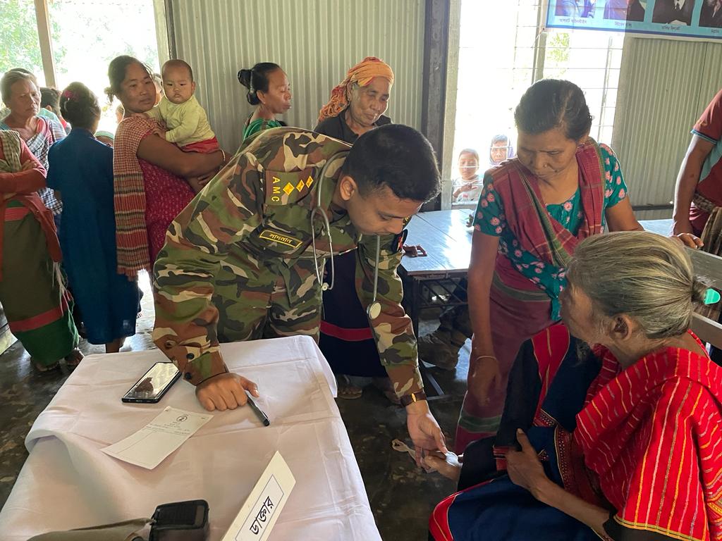 আইমা ছড়া আর্মি ক্যাম্পের উদ্যোগে মেডিক্যাল ক্যাম্পে চিকিৎসা সেবা প্রদান