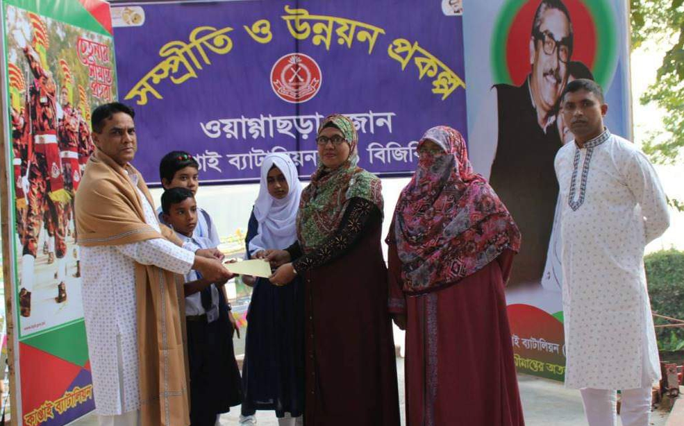 বিজয় দিবসে কাপ্তাই ৪১ বিজিবি'র অনুদান প্রদান 