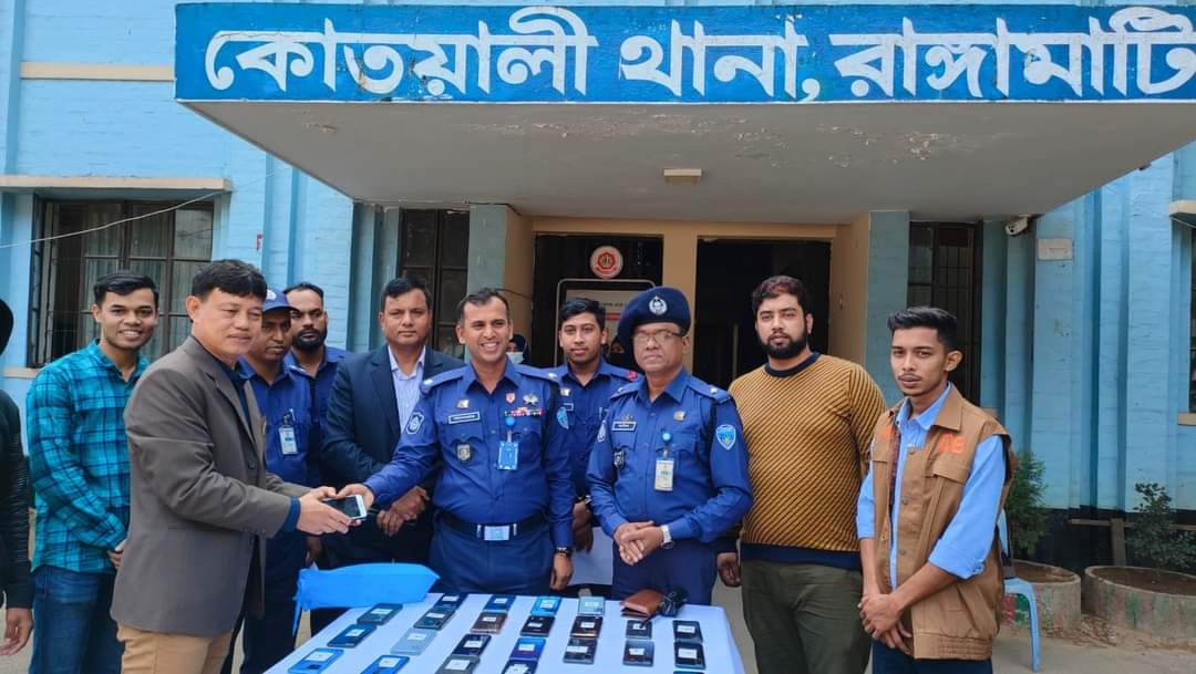 হারিয়ে যাওয়া ২৫টি মোবাইল ফোন উদ্ধার করছে রাঙামাটি পুলিশ 