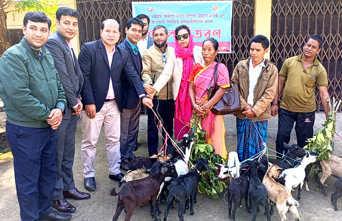 রাঙামাটিতে নিবন্ধিত জেলেদের  মাঝে ছাগল বিতরণ