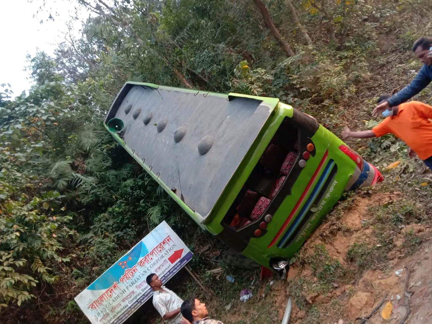 ছুটির দিনে রাঙামাটিতে পৃথক দূর্ঘটনায় পর্যটকসহ আহত-৮