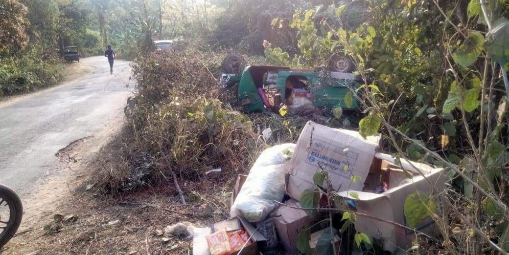 রাজস্হলীতে নিয়ন্ত্রণ হারিয়ে অটোরিক্সা খাদে আহত ২ 
