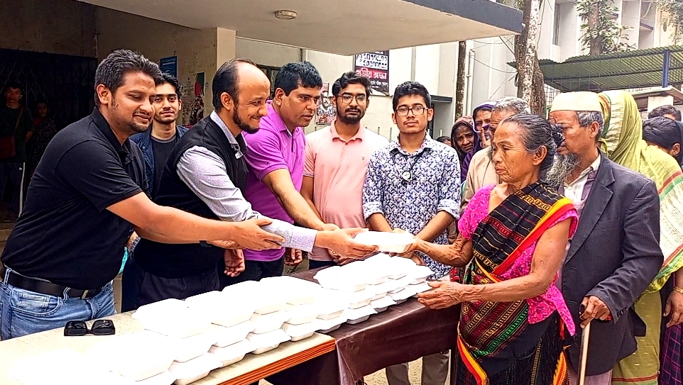 রাঙামাটিতে ইন্টার্ন চিকিৎসক পরিষদের গরীব-দুস্থদের মাঝে খাবার বিতরণ 