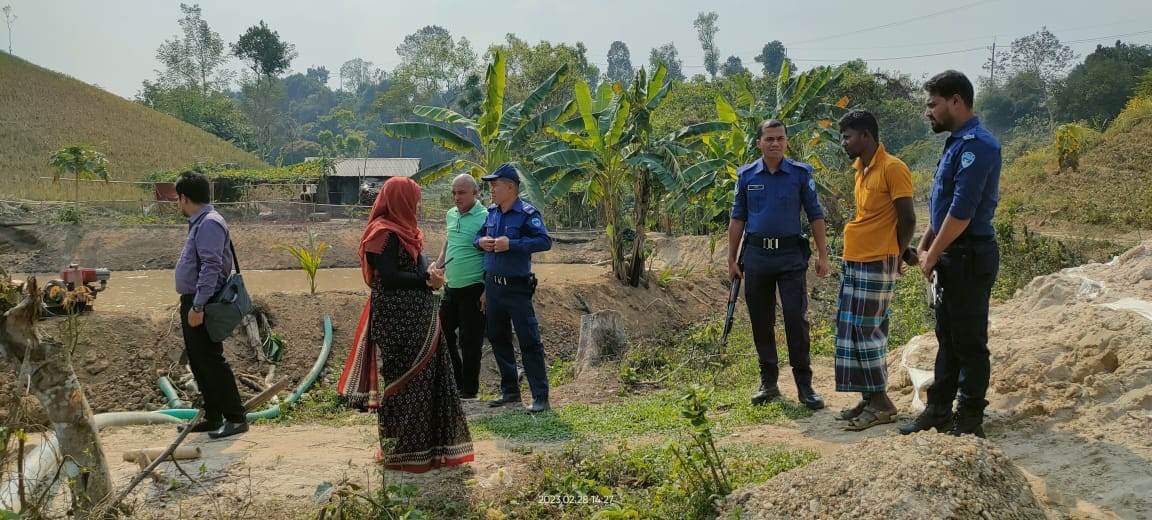 নানিয়ারচরে অবৈধভাবে বালু উত্তোলনের দায়ে জরিমানা ও দুটি মেশিন জব্দ