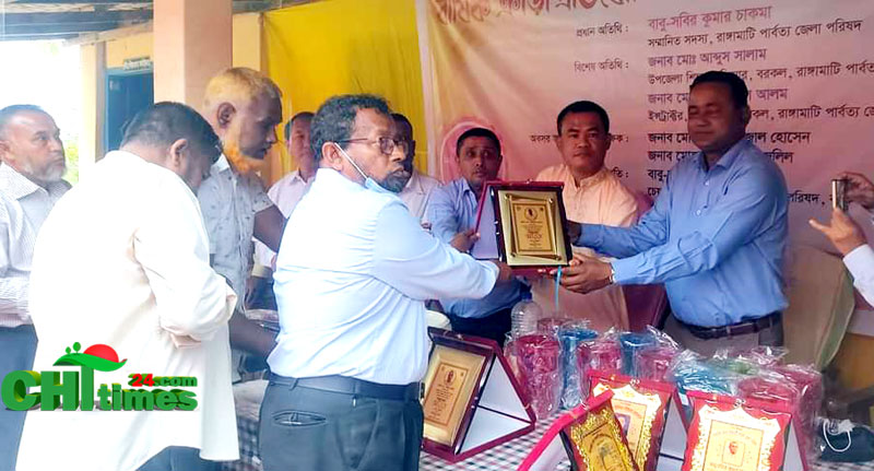 চার দশকের শিক্ষকতা জীবন থেকে অবসরে যাওয়া শিক্ষকদ্বয়কে সংবর্ধনা