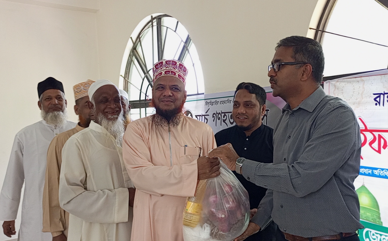 রাঙামাটিতে ইমাম মুয়াজ্জিনদের মাঝে ইফতার সামগ্রী বিতরণ