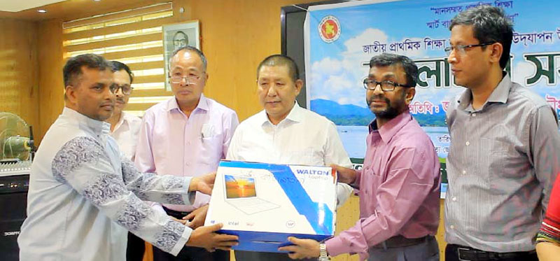 রাঙামাটিতে বিভিন্ন শিক্ষা প্রতিষ্ঠানে জেলা পরিষদের ল্যাপটপ বিতরণ