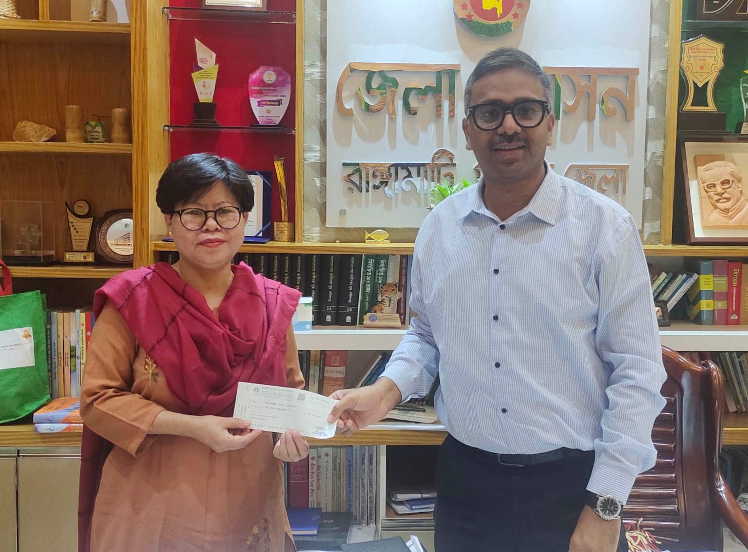 ঘাগড়া স্কুলের প্রমিলা ফুটবলারদের জন্য চাউল আর অর্থ দিলনে জেলা প্রশাসক 