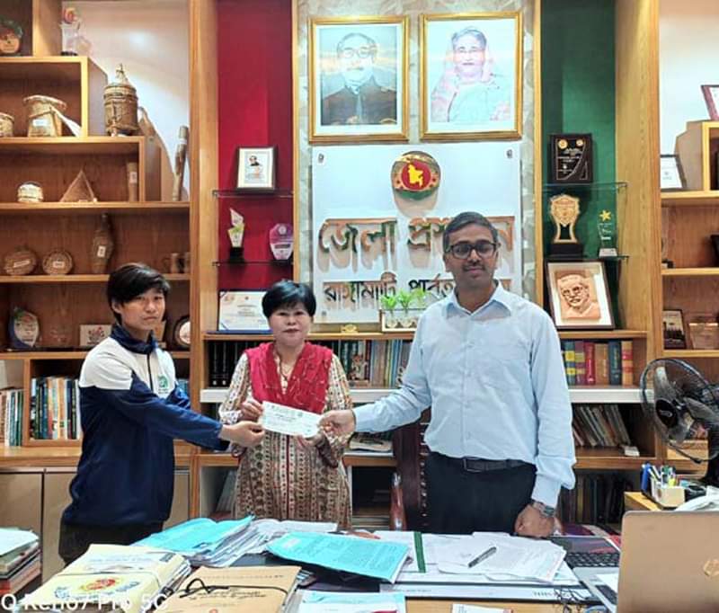 নানিয়ারচর উপজেলার কৃতি ফুটবলার বিকেএসপিতে চাঞ্চ পাওয়া চৌসাউর পাশে রাঙ্গামাটি জেলা প্রশাসক