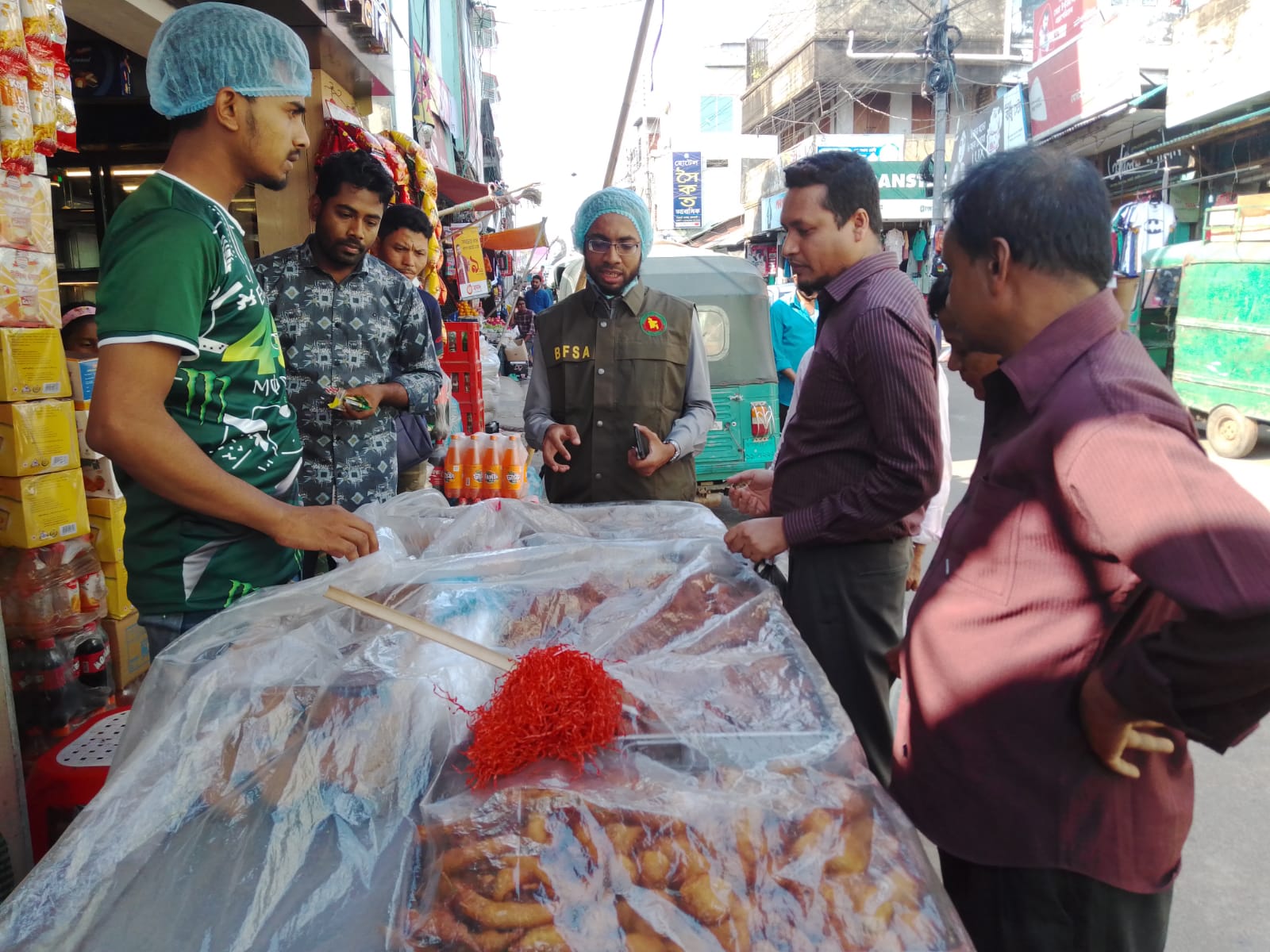 নিরাপদ খাদ্য কতৃপক্ষ কতৃক রাঙামাটি'র  ইফতার বাজারে অভিযান পরিচালনা