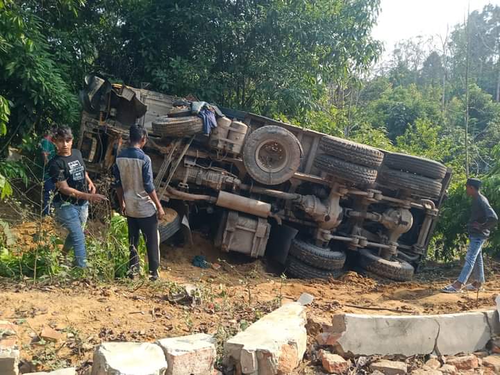 রাজস্থলীতে সীমান্ত সড়কের পাথর বোঝাই ট্রাক উল্টে খাদে 