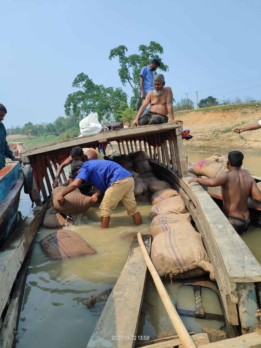 কাচালং নদীতে গাছের গুড়ির সাথে ধাক্কায় ১০ টন চাউল বোঝাই ট্রলারডুবি 