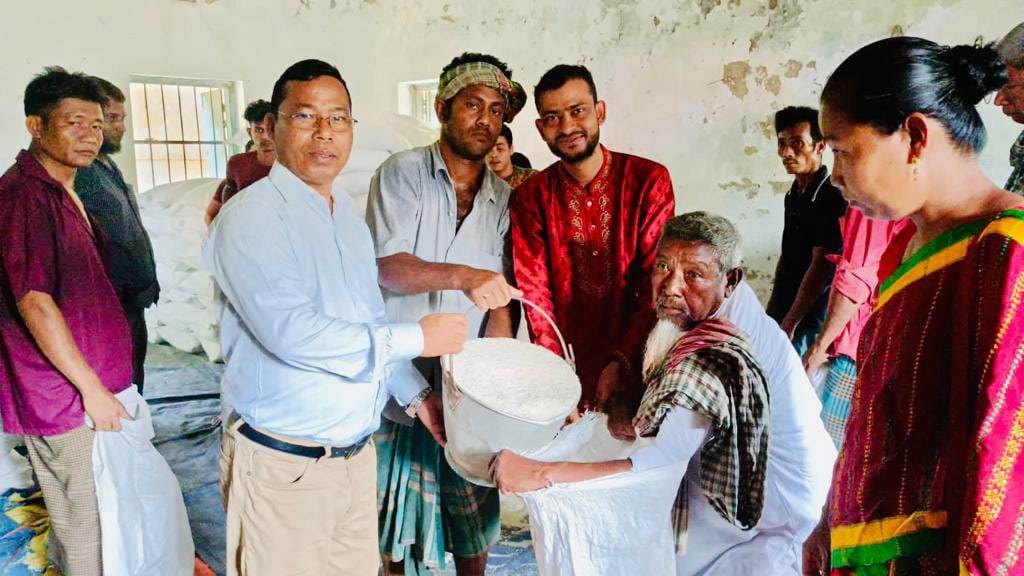 ঈদুল ফিতর  উপলক্ষে রাজস্থলীতে   ৩হাজার ৭শ ৯৩ পরিবারের মাঝে  ভিজিএফের চাল বিতরণ 