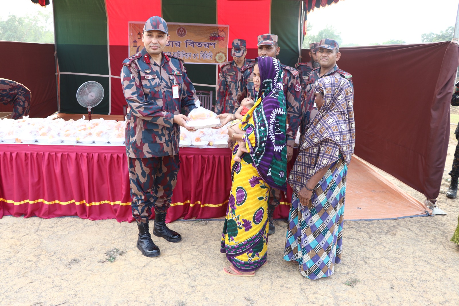 রাজনগর বিজিবি জোন কর্তৃক গরীব ও দুস্থদের মাঝে ইফতার সামগ্রী বিতরণ
