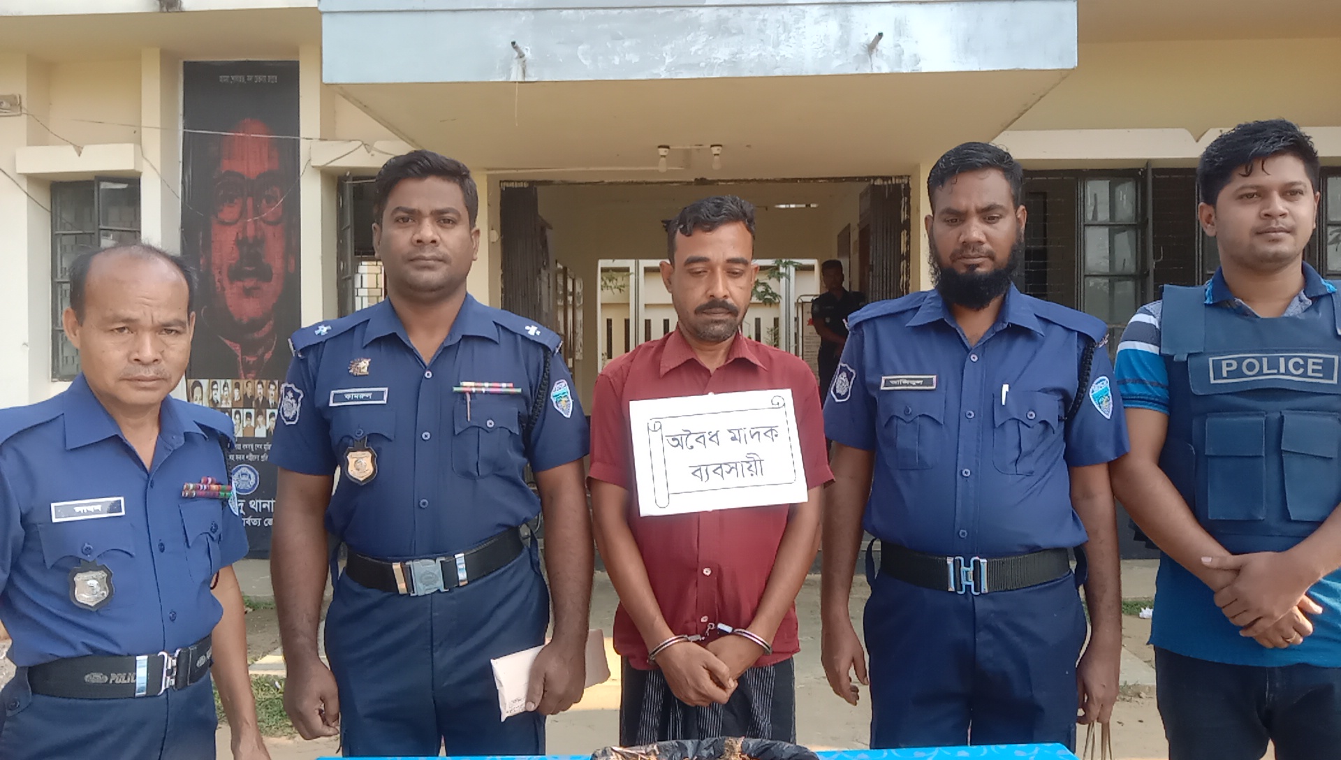 লংগদুতে পুলিশের বিশেষ অভিযানে গাঁজা মদ সহ দুই কারবারী আটক