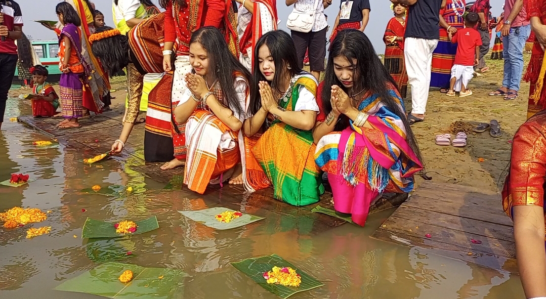 রাঙামাটির কাপ্তাই হ্রদে ফুল ভাসানোর মধ্যে দিয়ে তিন দিনব্যাপি বিজু উৎসব শুরু