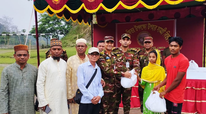 বাঘাইছড়িতে শতাধিক পরিবারের মাঝে সেনাবাহিনীর ঈদ উপহার সামগ্রী বিতরন