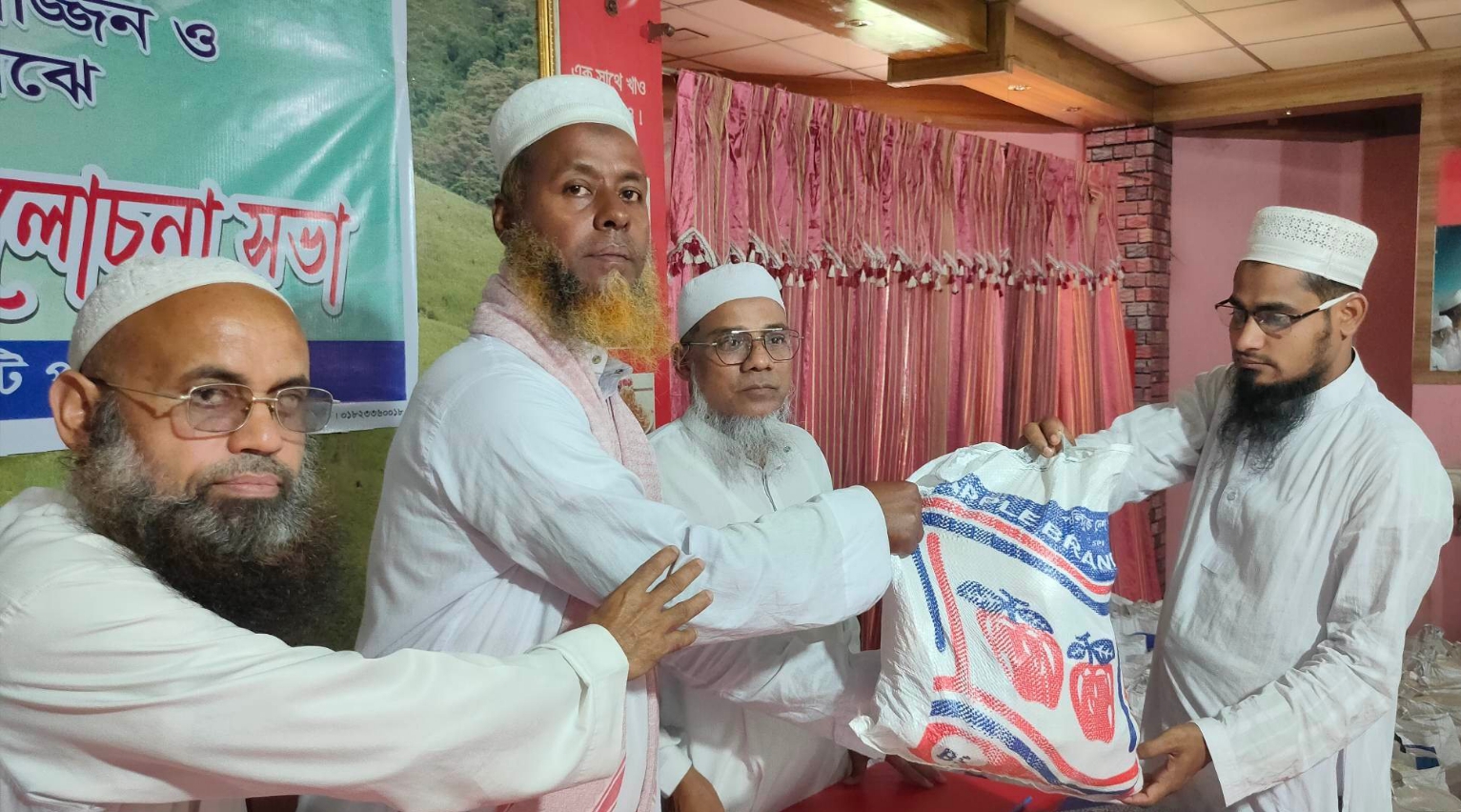 ইমাম মুয়াজ্জিনদের মাঝে কওমী ওলামা পরিষদ রাঙ্গামাটির শুভেচ্ছা উপহার বিতরণ।