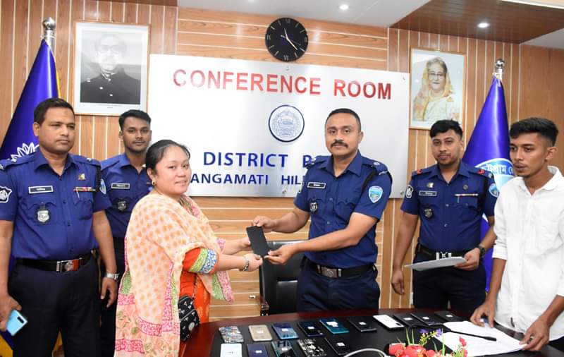 রাঙামাটি জেলা পুলিশের সহায়তায় চুরি হওয়া মোবাইল ফোন উদ্ধার, প্রকৃত মালিকের কাছে হস্তান্তর 