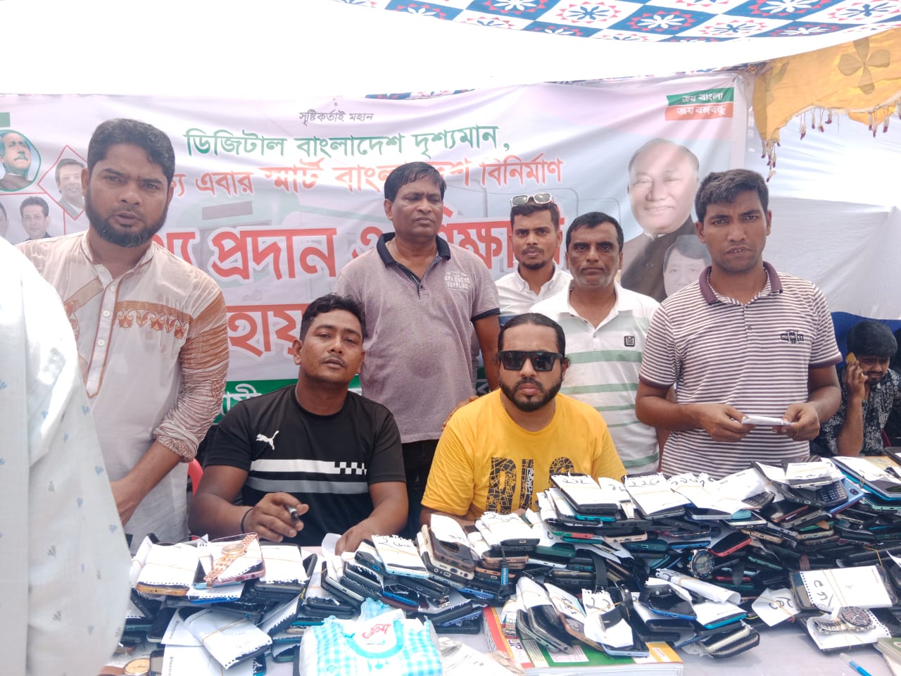 গুচ্ছ ভর্তি পরীক্ষায় শিক্ষার্থীদের মাঝে রাঙামাটি স্বেচ্ছাসেবক লীগের শিক্ষা সামগ্রী বিতরণ