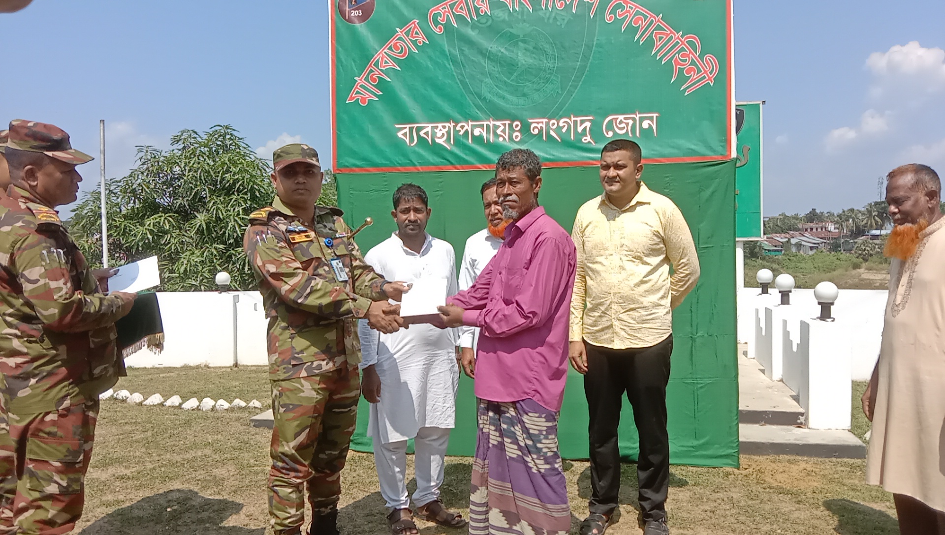 লংগদু জোন কর্তৃক মাইনীমুখ বাজারে অগ্নিকান্ডে ক্ষতিগ্রস্তদের মাঝে মানবিক সহায়তা প্রদান