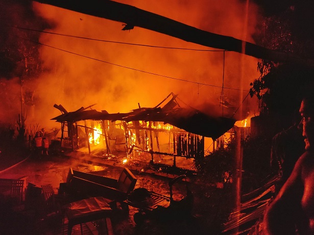স্বর্ণটিলায় ভয়াবহ আগুনে পুড়লো বসতঘর ও ফার্নিচার কারখানা