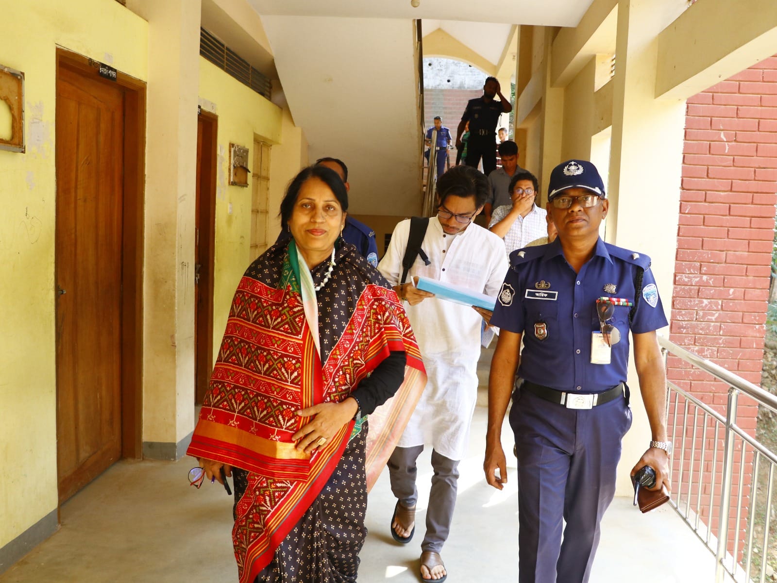 বিশ্ববিদ্যালয়ের ভর্তি পরীক্ষা কেন্দ্র পরিদর্শনে উপাচার্য