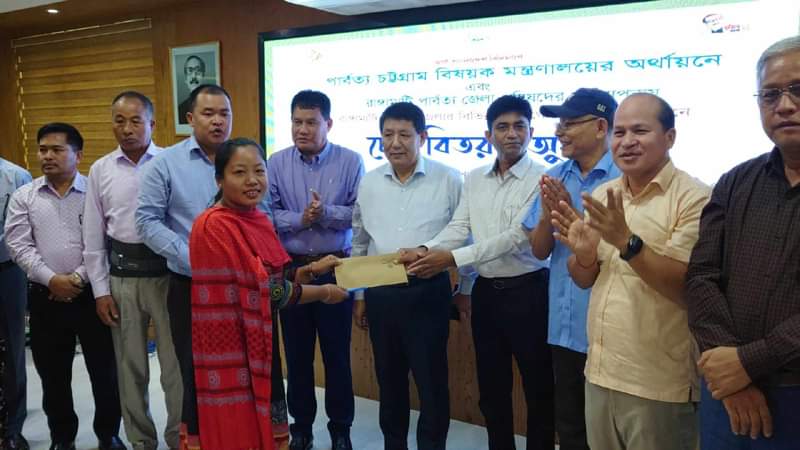 রাঙ্গামাটিতে ক্ষুদ্র নৃ-গোষ্ঠী সাংস্কৃতিক সংগঠন ও নারী উদ্যোক্তাদের মাঝে নগদ অর্থ বিতরণ