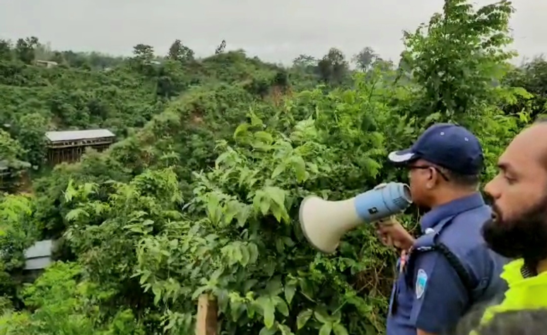 টানাবর্ষণে রাঙামাটিতে পাহাড়ধসের আশঙ্কা; ঝূকিপূর্ন বাসিন্দাদের সরাতে পুলিশের তৎপরতা