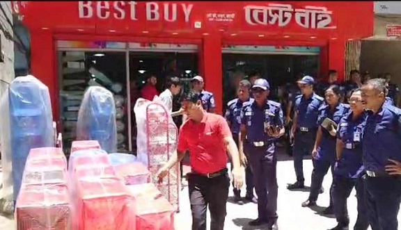 রাঙামাটি শহরে অবৈধ স্থাপনা উচ্ছেদে পুলিশের অভিযান  