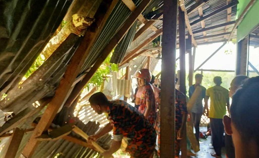 কাপ্তাইয়ের মসজিদ মেসের উপর গাছ পড়ে আহত-২ 