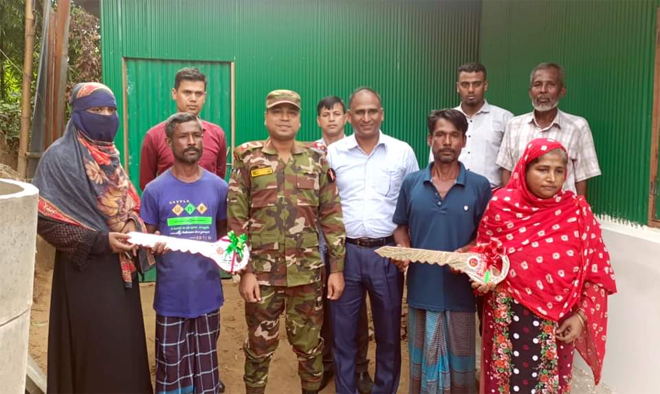 রাঙ্গামাটিতে বজ্রপাতে পুড়ে যাওয়া দুই দরিদ্র পরিবারকে নতুন ঘর দিল সেনাবাহিনী