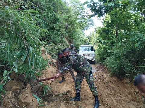পাহাড় ধসে মারিশ্যা দিঘীনালা সড়কে যান চলাচল বন্ধ;কাজ করছে সেনাবাহিনী