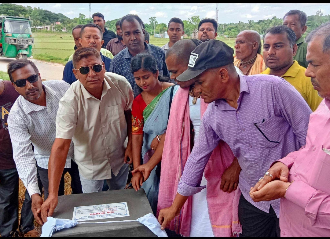রাজস্থলীতে  রাস্তার ইট সলিং কাজের উদ্বোধন করেছেন; ইউপি চেয়ারম্যান 