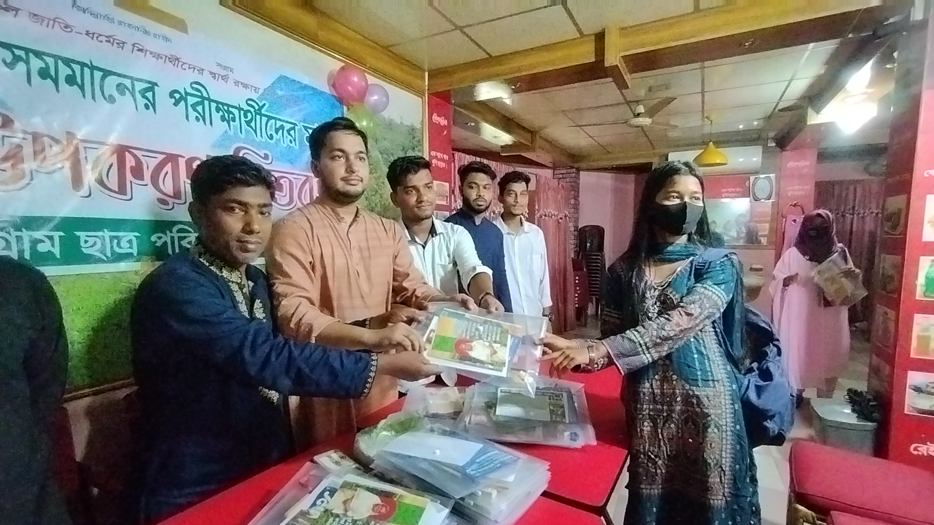 রাঙামাটিতে এইচএসসি  পরীক্ষার্থীদের মাঝে শিক্ষা উপকরণ বিতরণ পিসিসিপি'র