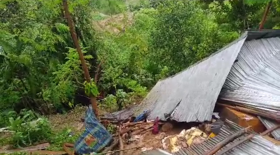  ভারী বর্ষণে রাঙামাটির বিভিন্ন স্থানে মাটি ধস