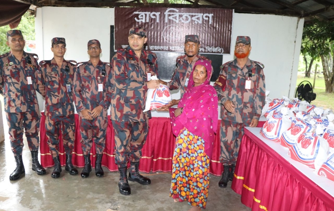 বৈরী আবহাওয়ার ফলে গৃহবন্দী সাধারণ মানুষের পাশে রাজনগর ৩৭ বিজিবি জোন