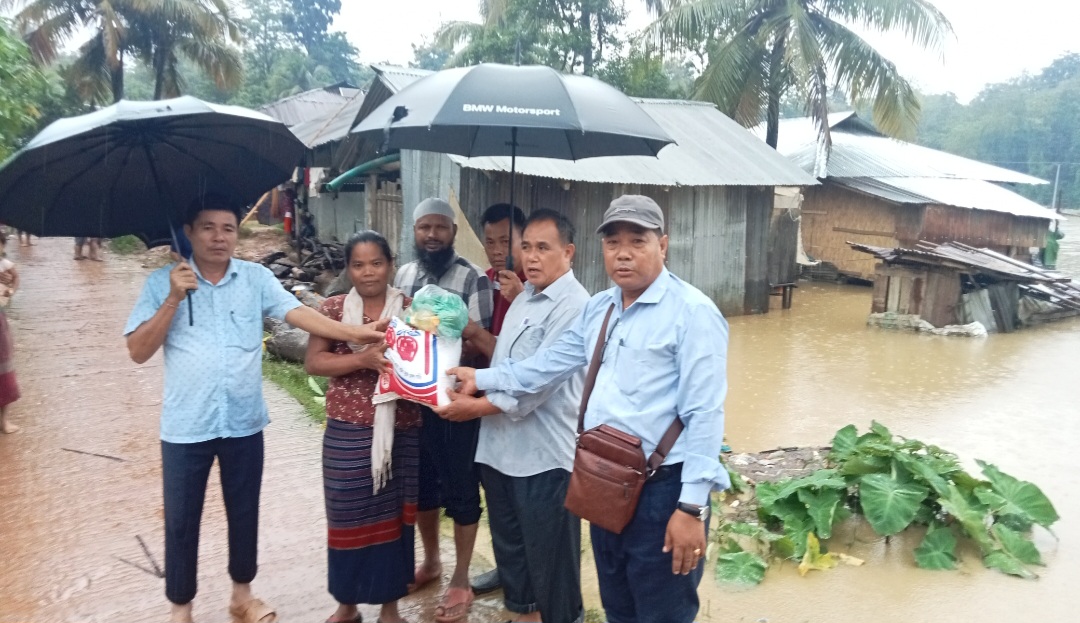 জুরাছড়িতে বন্যায় প্লাবিত মানুষের মাঝে জরুরি ত্রাণ বিতরণ শুরু