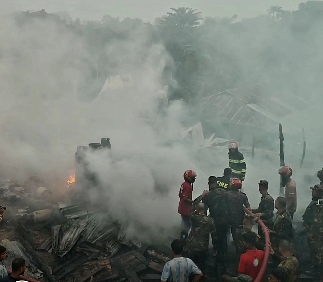 ভয়াবহ আগুনে পুড়ছে লংগদু'র বাইট্টা পাড়া বাজার
