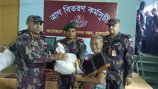 রাঙামাটিতে টানা বর্ষণে ক্ষতিগ্রস্তদের মাঝে বিজিবি’র ত্রাণ সহায়তা
