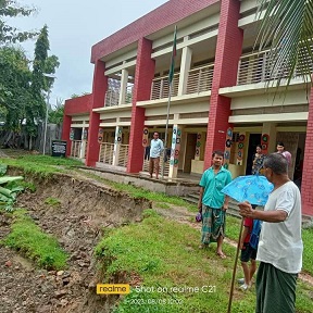 প্রবল বর্ষণে রাজস্থলীতে ভূমি ধসে চলাচলে হুমকির মুখে