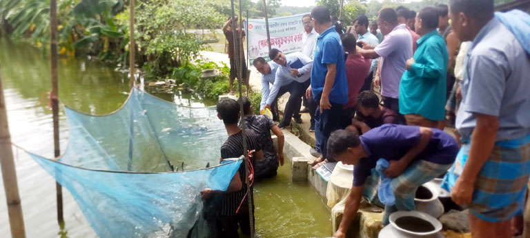 জুরাছড়িতে পোনা অবমুক্তকরণ ও চাষীদের মাঝে পোনা বিতরণ