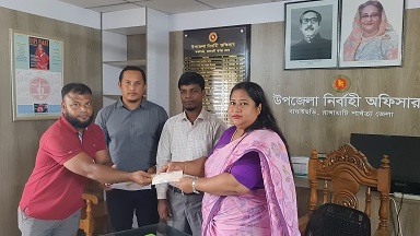 বাঘাইছড়িতে ৮ লাখ টাকার চিকিৎসা সহায়তাসহ সেলাইমেশিন বিতরণ